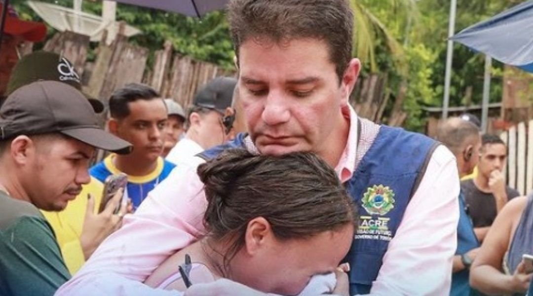 Governador Gladson visita famílias que tiveram casas atingidas por desmoronamentos e coloca estrutura do Governo à disposição