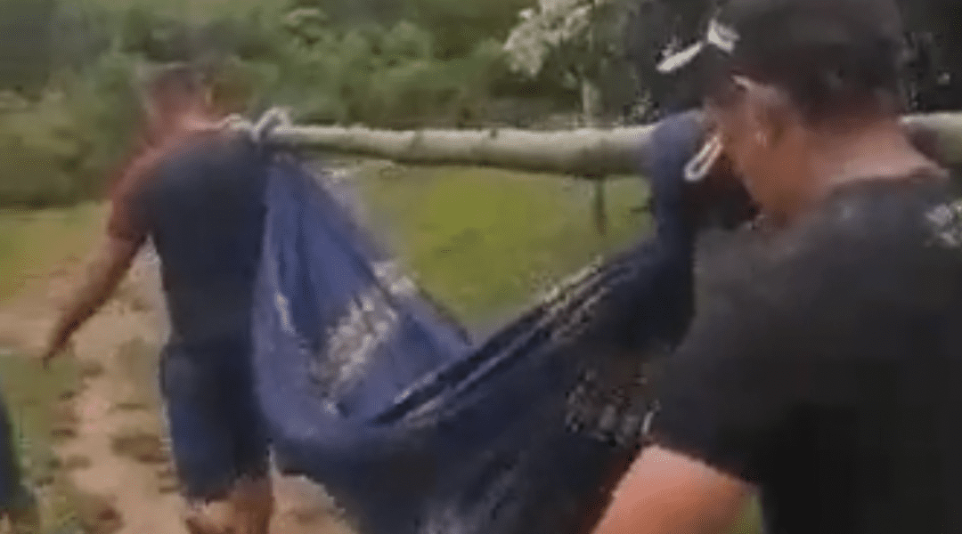 Idoso doente é transportado dentro de rede por falta de condições de tráfego em ramal