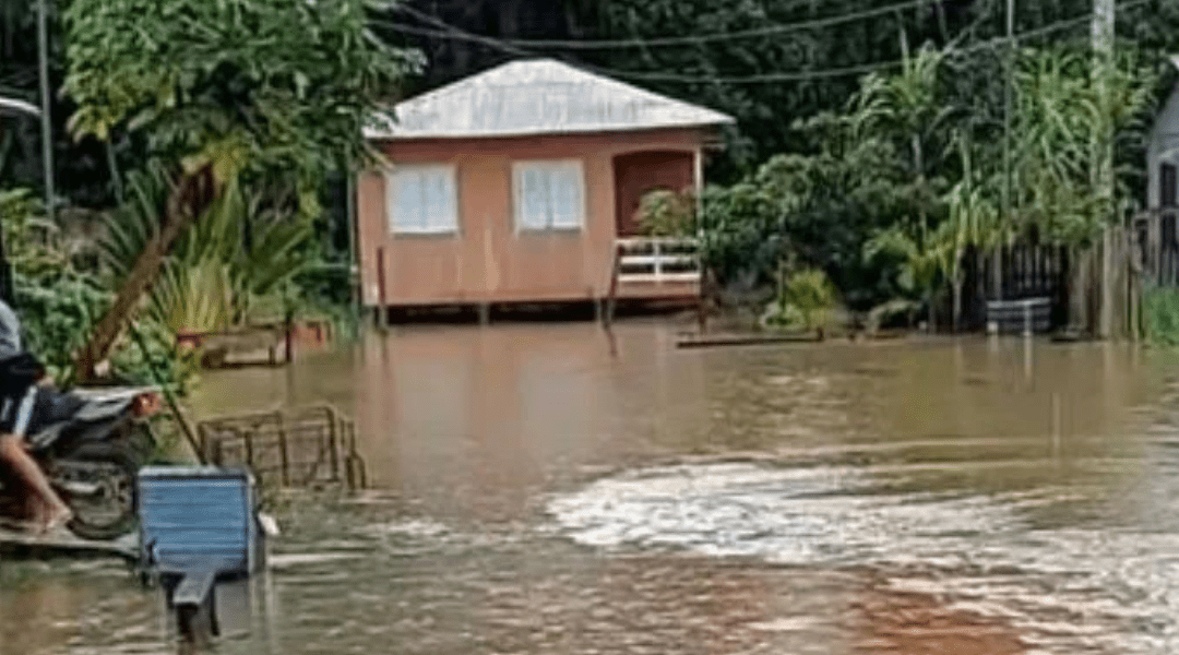 Forte chuva causa transtornos aos moradores de Feijó
