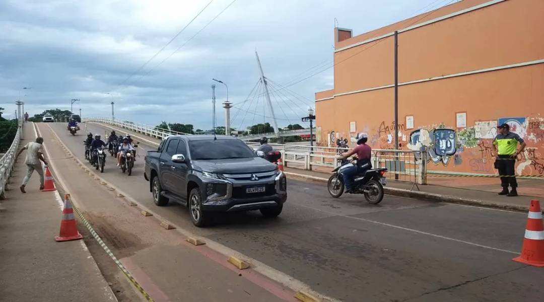 Após nível do rio baixar, ponte de Concreto é liberada e funciona em mão dupla em Rio Branco