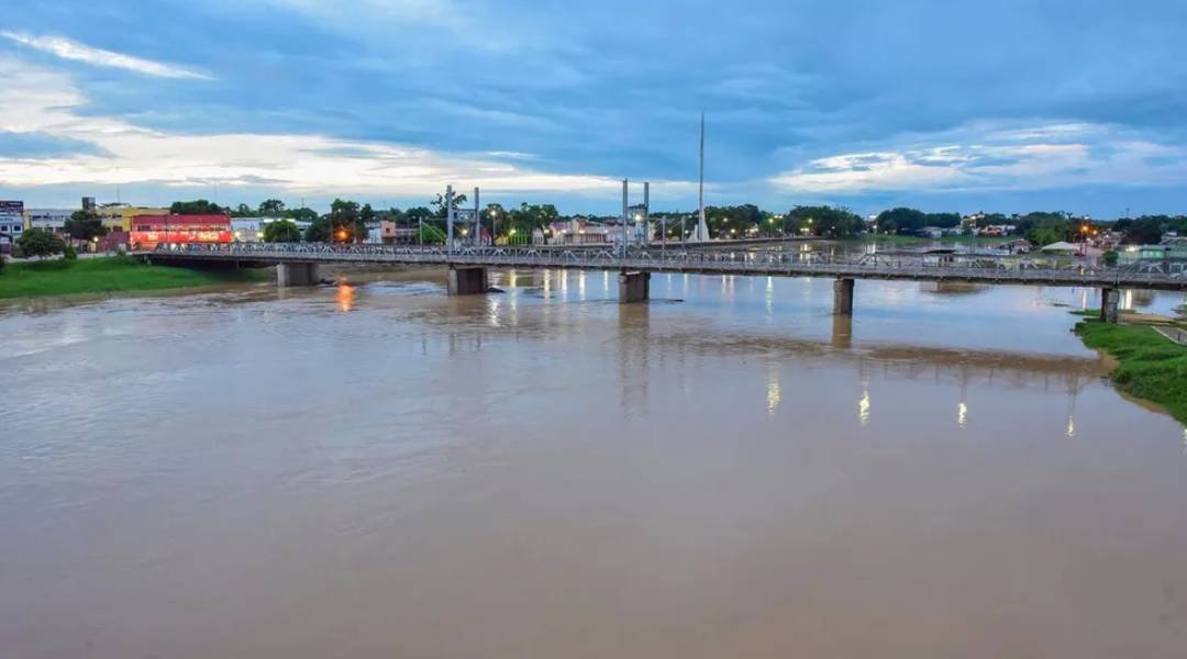 Rio Acre vaza mais de um metro e registra 16,26 metros na tarde desta quinta-feira (6)