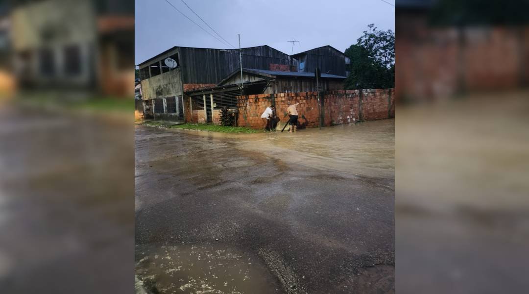 Apagão e forte chuva geram transtornos; ruas de Rio Branco ficam inundadas