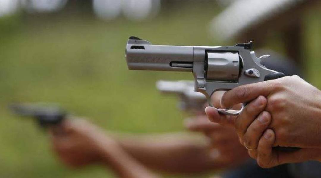 Mulher é alvejada com tiro na testa em frente sua casa