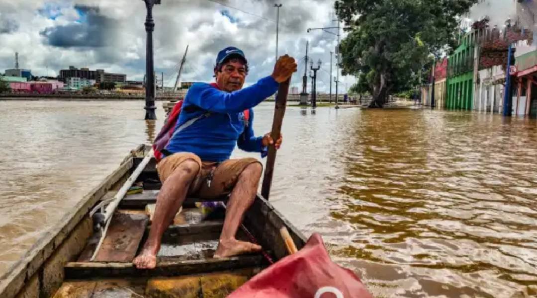 Vendedor de pamonhas perde tudo e vira barqueiro após enchente