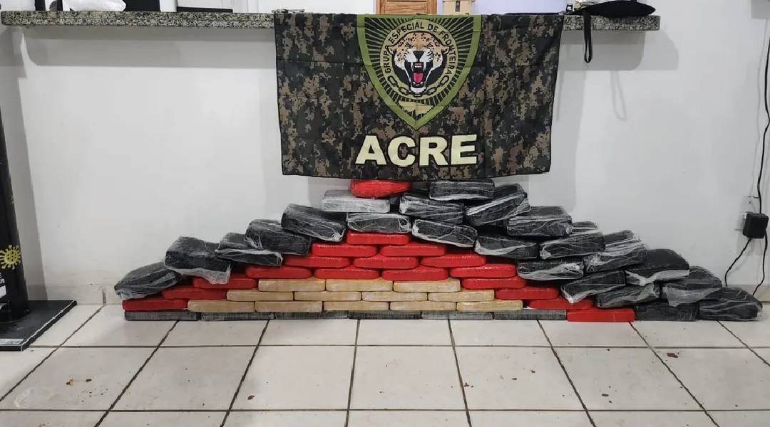 Quadrilha é presa com 60kg de drogas em barco no Acre