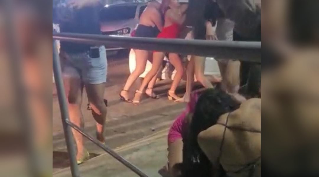 VÍDEO: mulheres brigam na porta de casa noturna em Cruzeiro do Sul