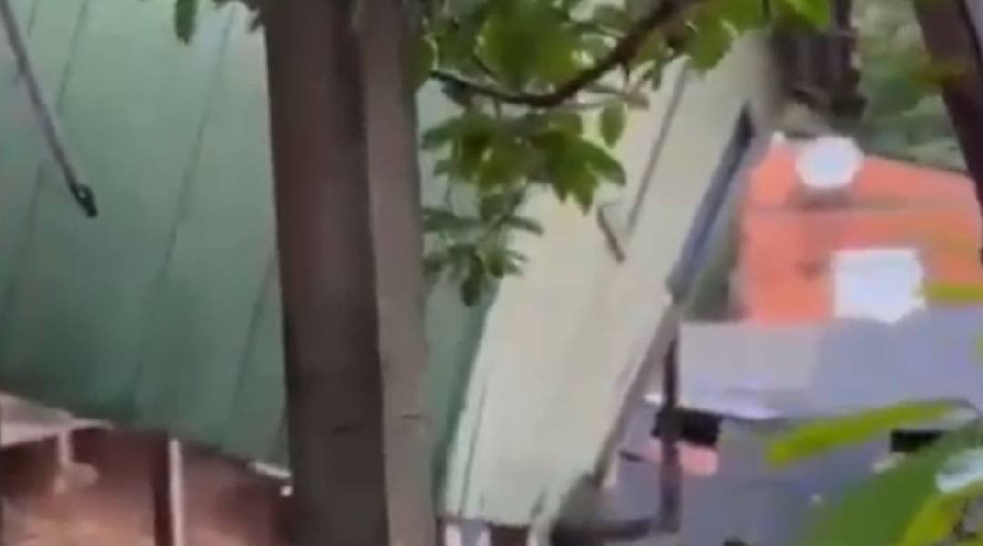 Residência desaba no momento em que o comandante da Defesa Civil gravava vídeo, em Rio Branco