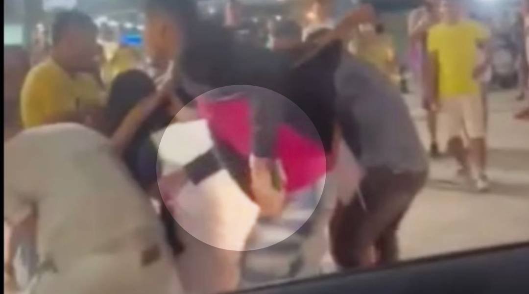 Homem se aproveita de briga entre mulheres em festa de Cruzeiro do Sul e furta celular; veja vídeo