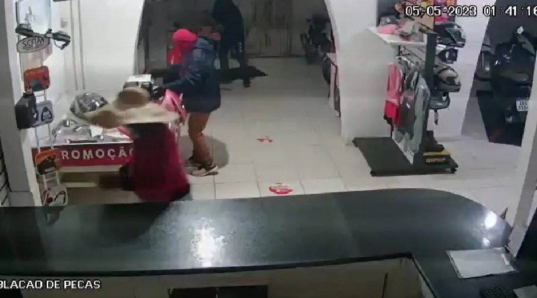 Loja Honda é invadida e furtada no centro de Cruzeiro do Sul; prejuízo é superior a R$ 50 mil