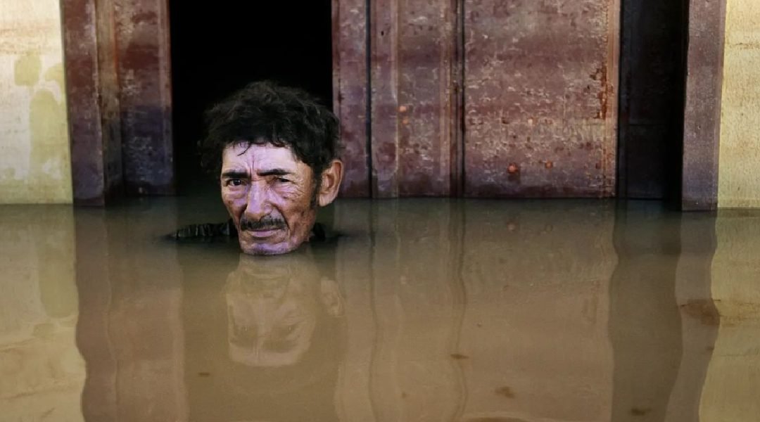 Fotos tiradas durante enchente no Acre são publicadas em livro internacional de fotografia sobre crises climáticas