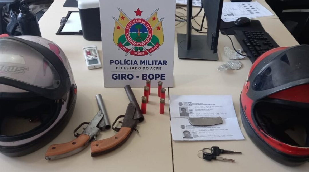 Dupla é presa com armas de fogo e moto roubada em Rio Branco