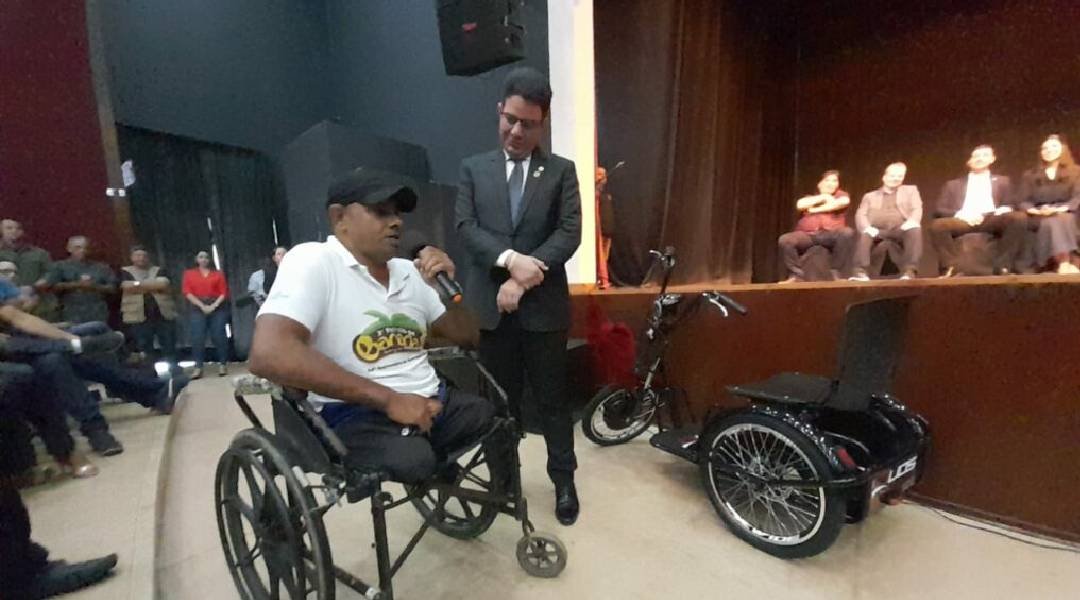 Após promessa, governador entrega veículo adaptado para trabalhador cadeirante em Cruzeiro do Sul