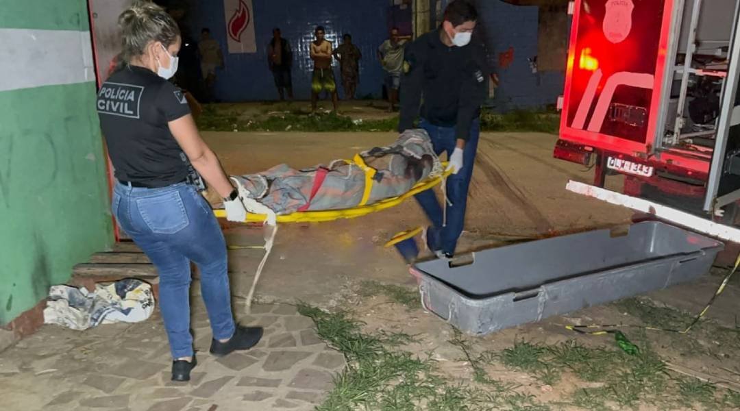 Homem é morto a tiros e facadas e tem orelha arrancada na frente dos filhos e da esposa em Rio Branco