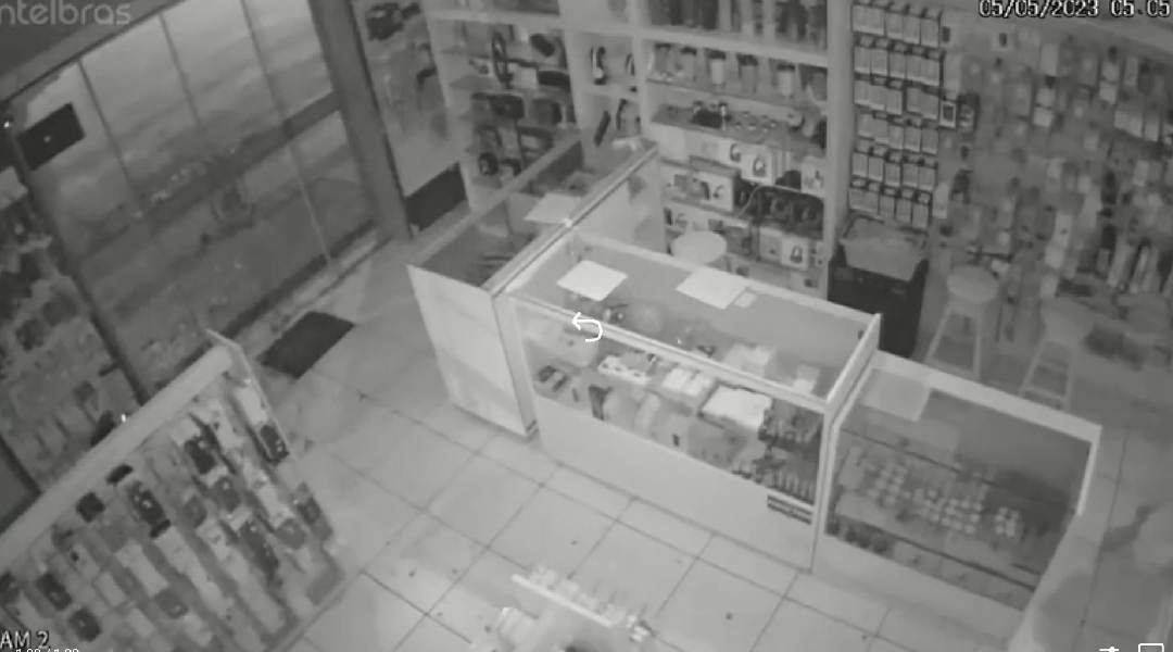 Câmera flagra furto em loja de celulares no interior Acre