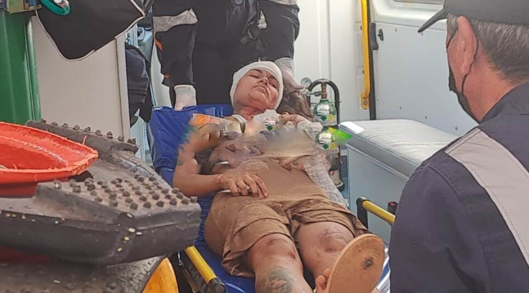 Mulher é espancada por cinco homens e é encontrada desacordada em área de mata