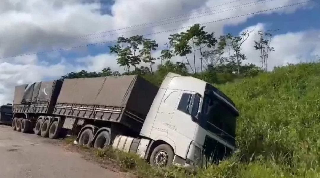 Carreta tomba na contramão em sentido Cruzeiro do Sul na BR-364