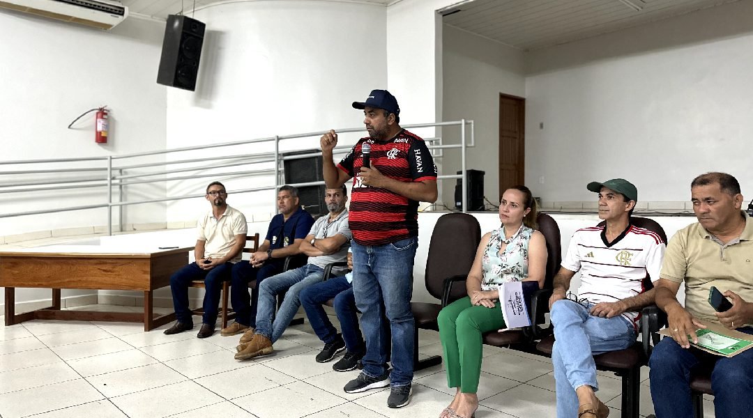 Deputado Clodoaldo comparece à plenária com trabalhadores rurais e representantes do poder público