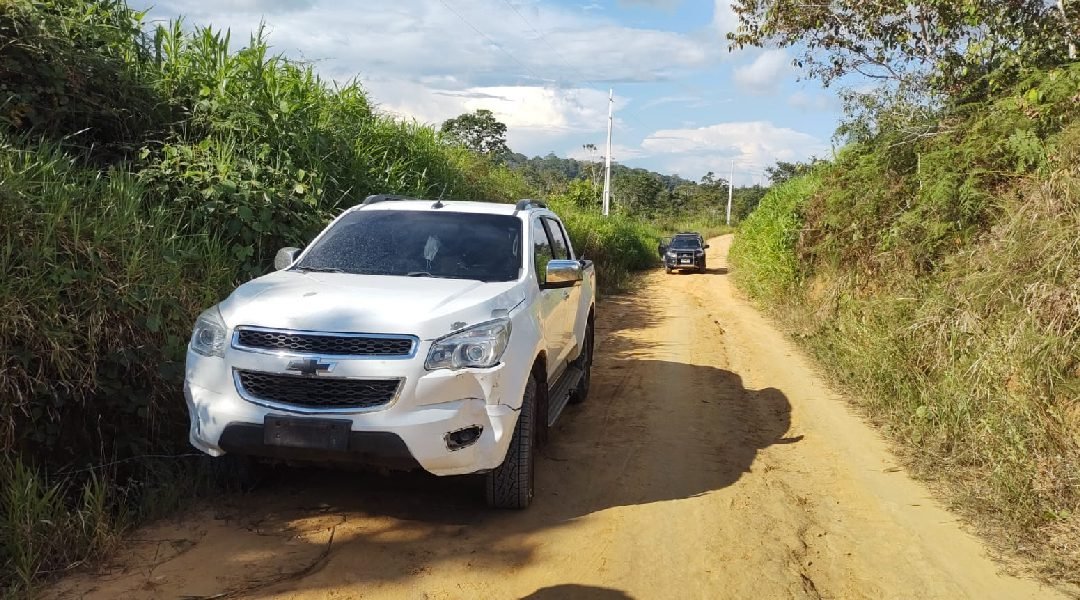 Veículo que havia sido roubado é recuperado no bairro Canela Fina; envolvidos fugiram pela zona de mata