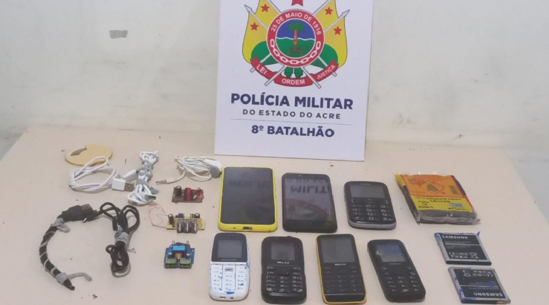 PM captura criminosos tentando arremessar celulares para dentro de presídio em Sena Madureira