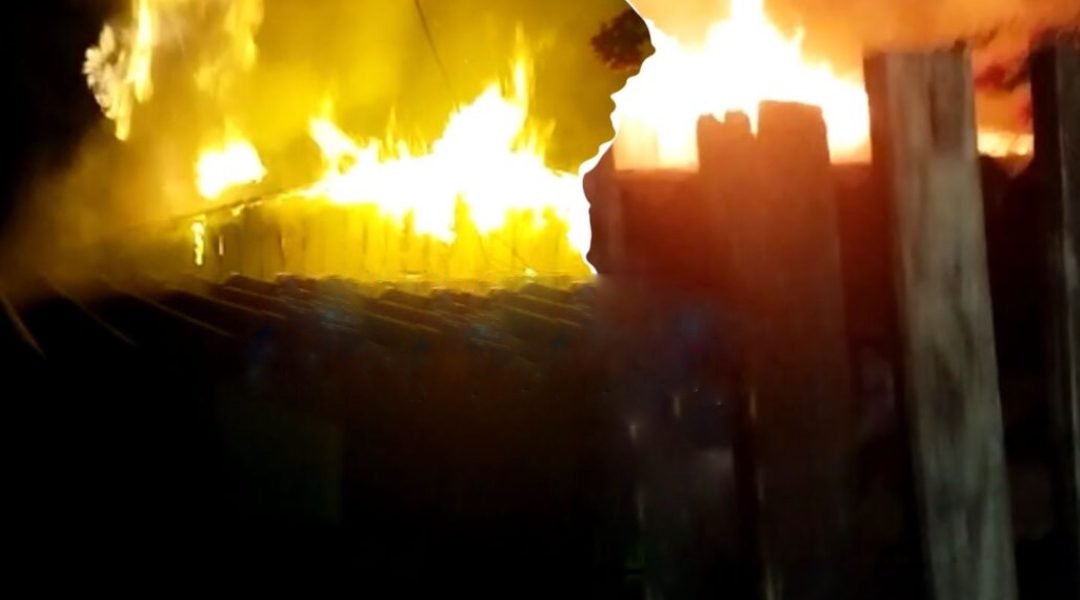 Criminosos incendeiam residência de casal de detentos em periferia de Rio Branco