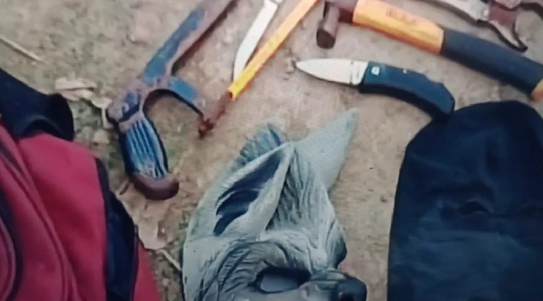 Criminoso com máscara de lobisomem invade residência e faz família de refém no Acre