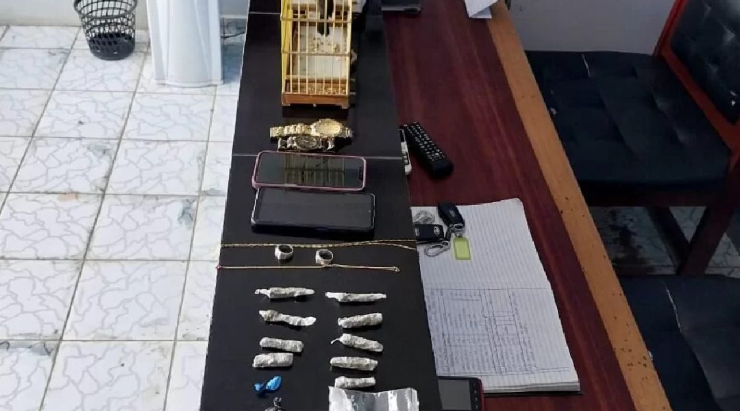 Em Guajará-AM, casal é detido por porte de drogas e objetos ilícitos