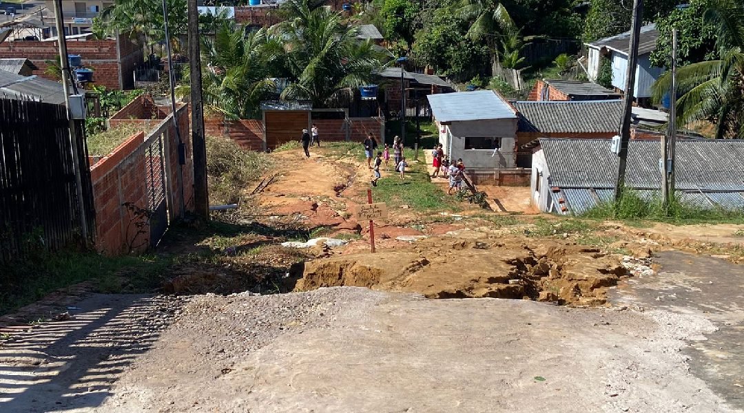 Moradores sofrem com esgoto a céu aberto e rua precária em Cruzeiro do Sul
