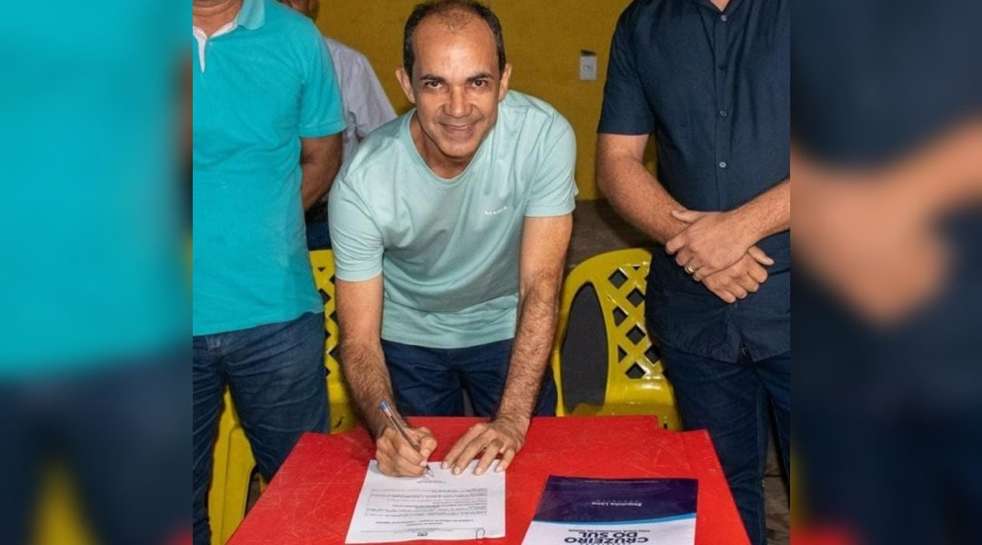 Prefeito de Cruzeiro do Sul assina ordem para asfaltamento do Ramal do Bombeiro