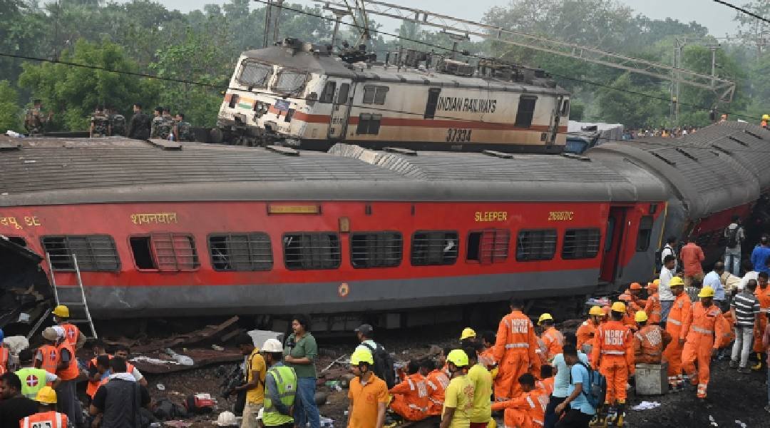 Sobe para 288 o número de mortos em acidente entre trens na Índia