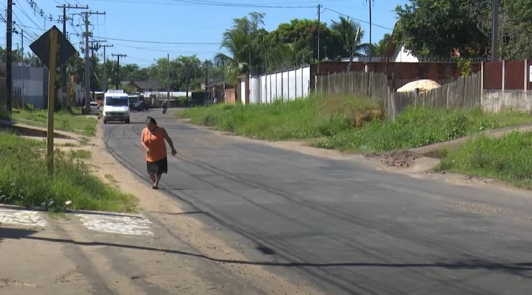Moradores do bairro Aeroporto Velho enfrentam riscos diários devido à falta de calçadas na BR-307