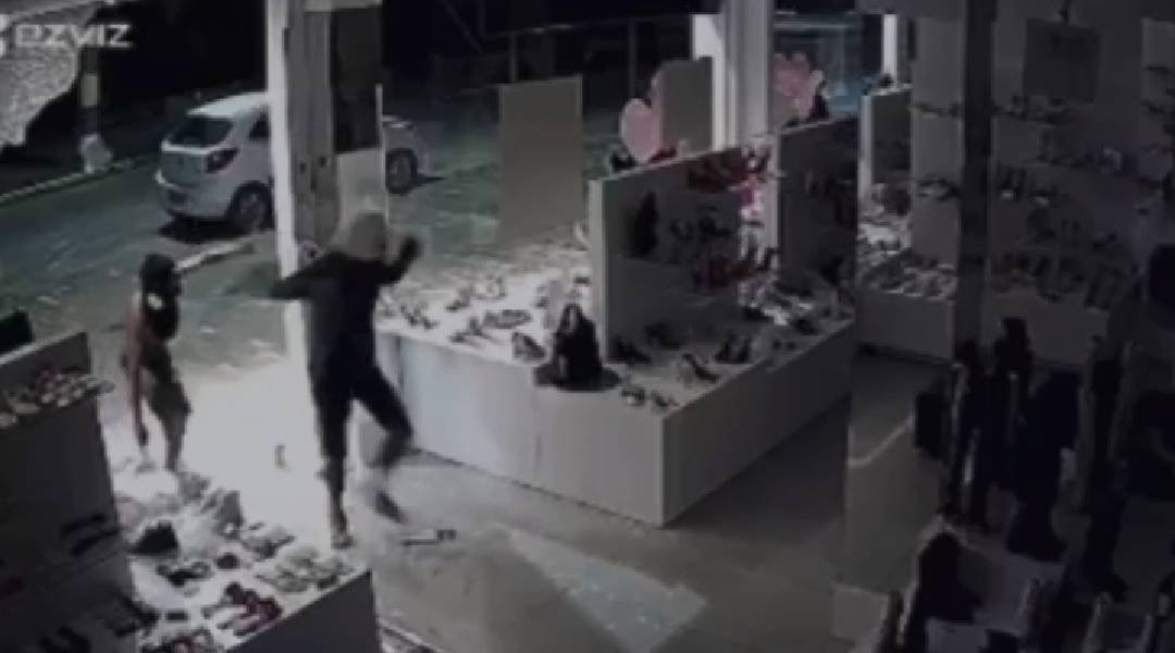 VÍDEO: dois homens invadem loja no centro de Cruzeiro do Sul e furtam produtos