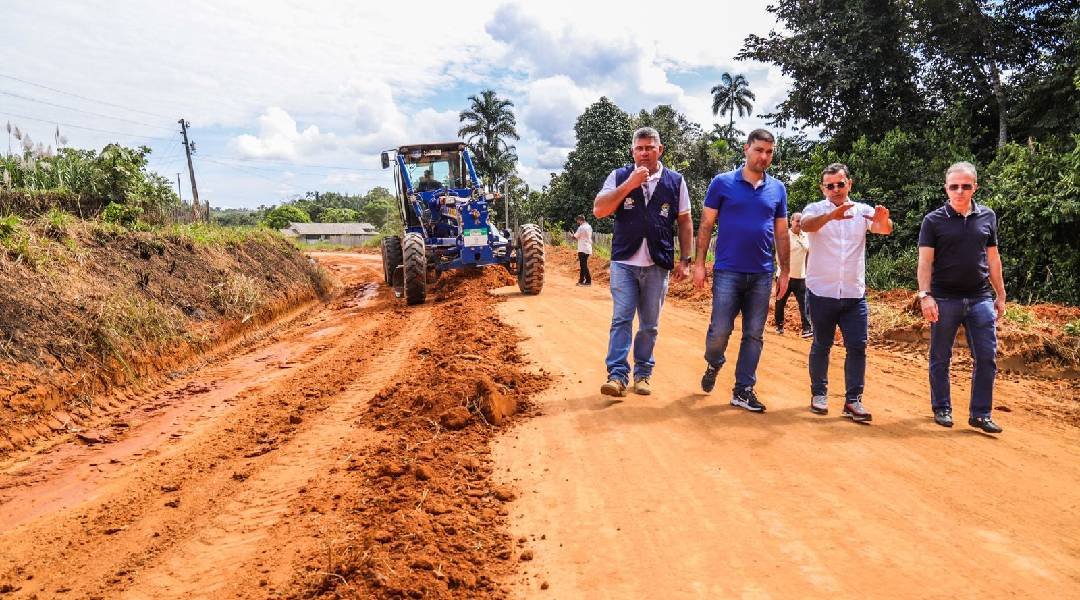 Gonzaga e Nicolau visitam obra de estrada que vai tirar ribeirinhos e produtores rurais do isolamento em Cruzeiro do Sul
