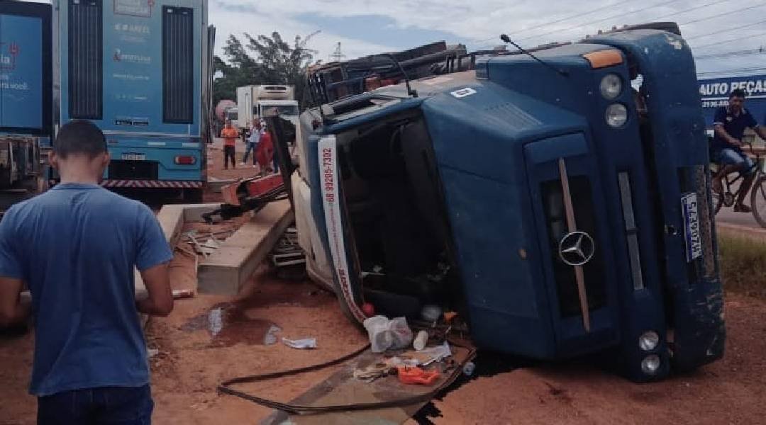 Caminhão carregado de postes de concreto tomba na BR-364 e motorista sofre traumatismo
