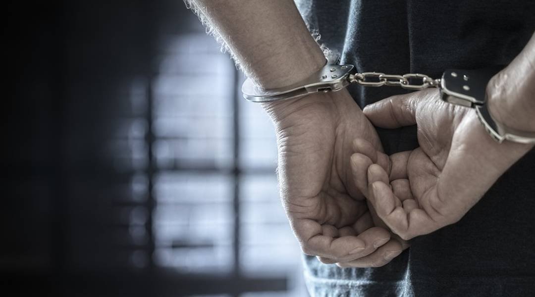 Homem com mandado de prisão em aberto e porte de drogas para consumo pessoal é preso em Cruzeiro do Sul