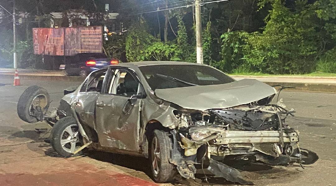 Carro em alta velocidade capota após colidir com outro em Rio Branco
