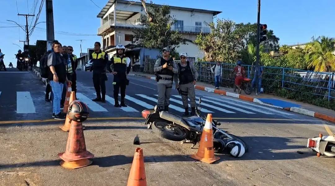 Colisão entre motos é registrada na Av. Lauro Muller no dia da inauguração do semáforo; veja vídeo