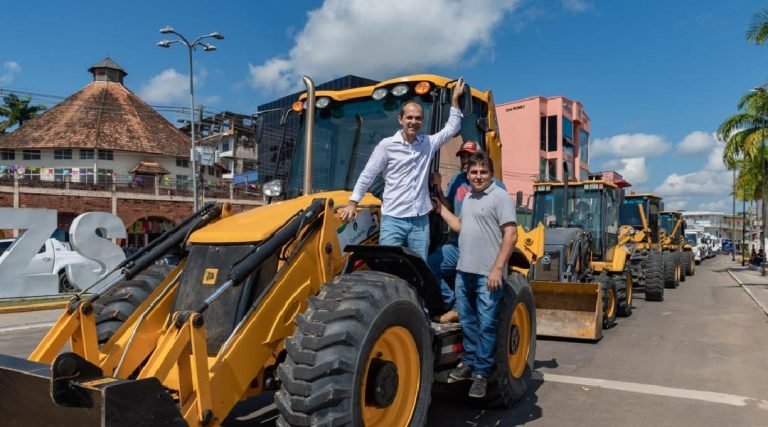 Prefeito Zequinha reúne lideranças e entrega mais de 16 milhões em máquinas e veículos