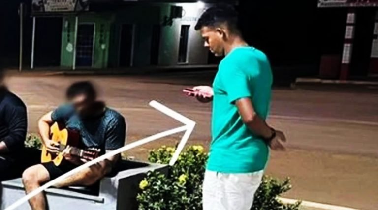 Homem é executado em praça pública após discutir com “amigo” em Plácido de Castro