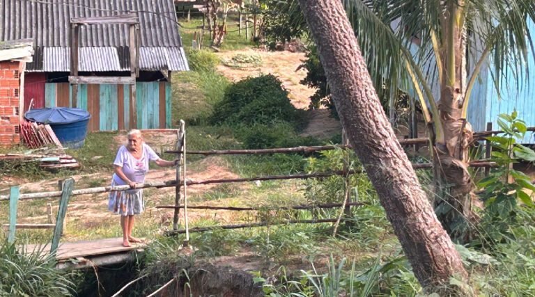 Moradores de bairro sem pavimentação, iluminação e coleta de lixo se sentem abandonados pelas autoridades