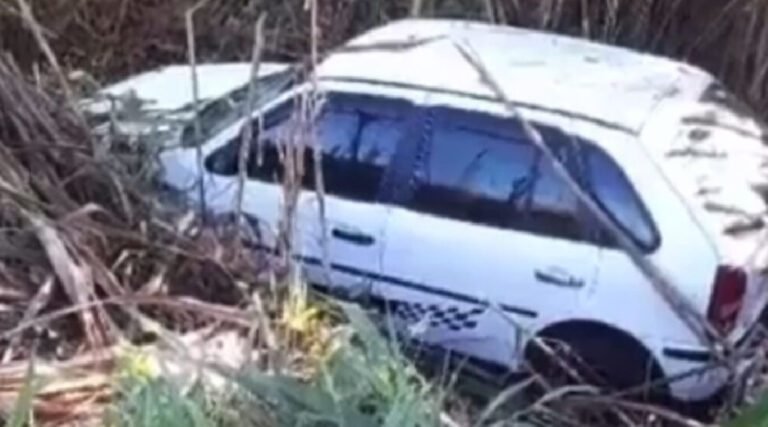 Motorista perde o controle do carro e cai em ribanceira na BR-364