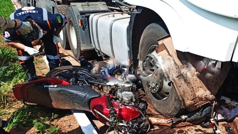 Motociclista colide de frente com carreta e morre esmagado na BR-364