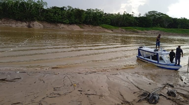 Lancha capota várias vezes e naufraga com equipe policial em direção à Ipuxuna-AM