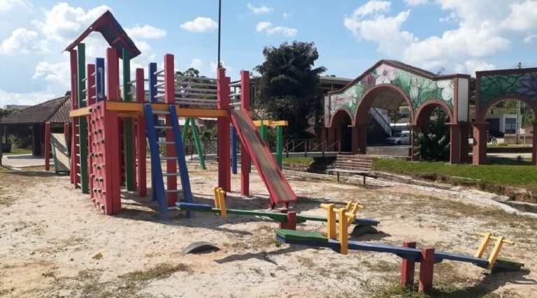 Parquinho da Avenida Coronel Mâncio Lima é revitalizado