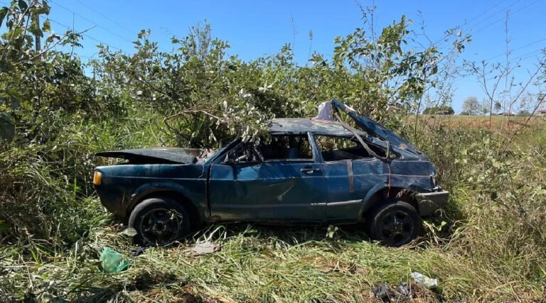 Carro capota com pelo 8 passageiros na BR-364; não há registro de vítimas fatais