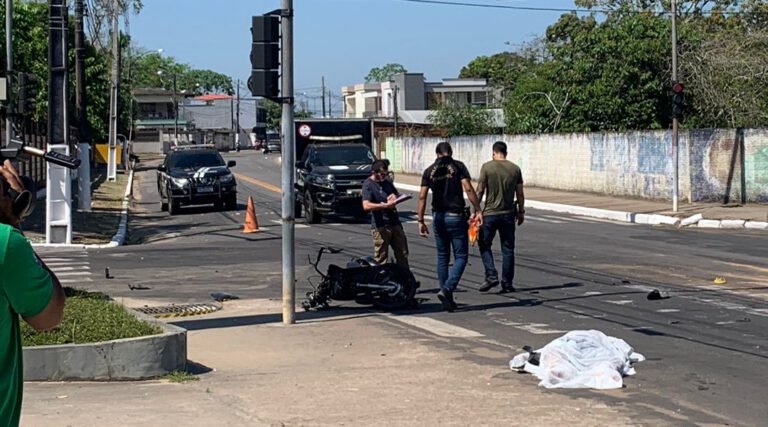 Colisão entre viatura da Polícia Federal e moto deixa uma vítima fatal em Cruzeiro do Sul