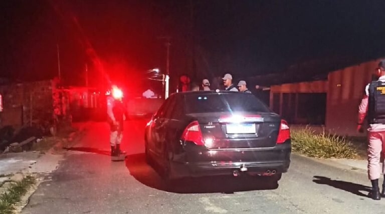 Criminosos invadem residência, rendem pessoas e fogem da polícia em Cruzeiro do Sul