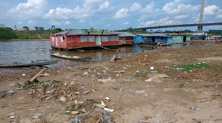 Trabalhadores reclamam do acúmulo de lixo nas margens do Rio Juruá