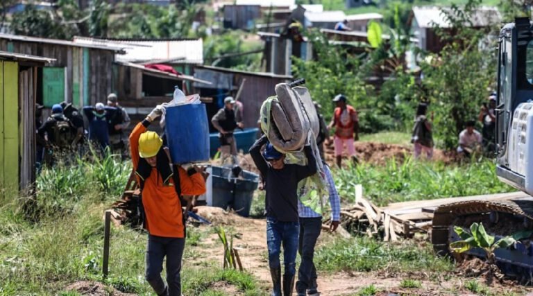Terra Prometida: cerca de mil famílias deixam áreas invadidas após destruição de casas