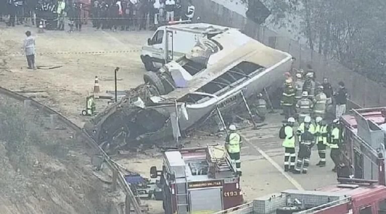 Ônibus que tombou com torcedores do Corinthians estava irregular, diz ANTT