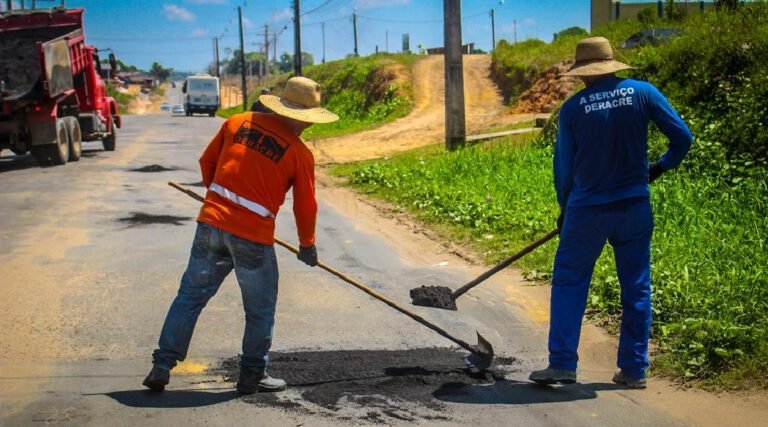 Deracre trabalha em operação tapa-buraco no Conjunto São Salvador, em Cruzeiro do Sul